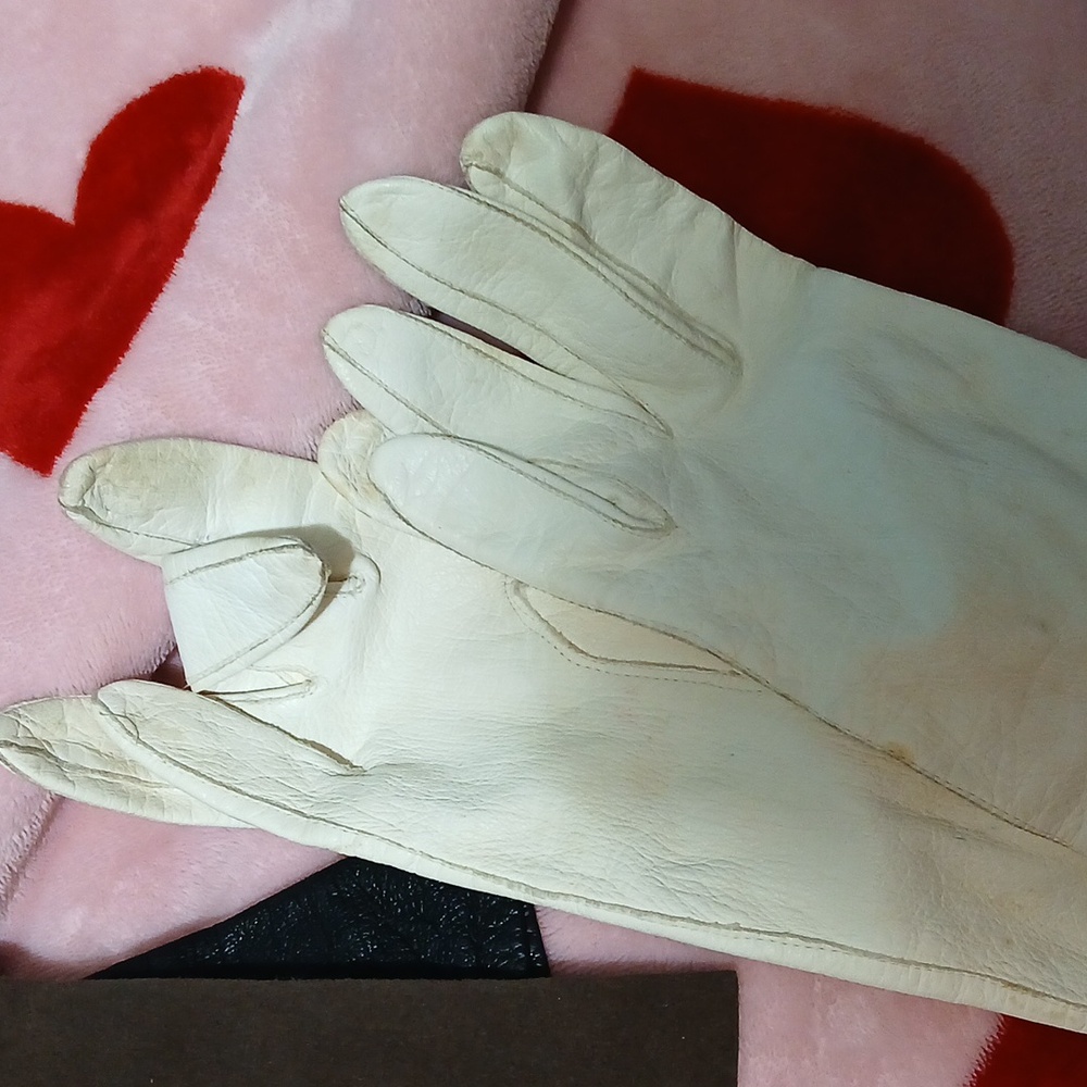 Vintage, Antique, Mantessa cutwork leather formal gloves 4 pairs - Picture 2 of 14